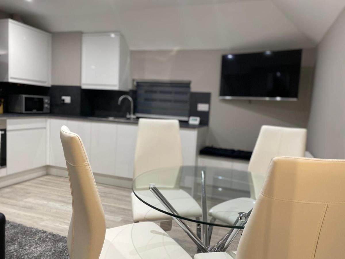 Amazing Central High Street Self Contained Apartments By Syl Watford  Exterior photo